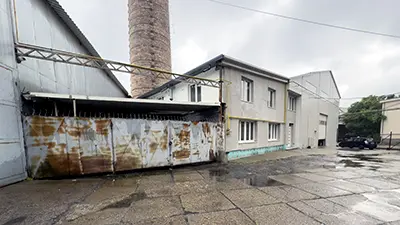 A Központi út 12. csarnok elölről ismét
